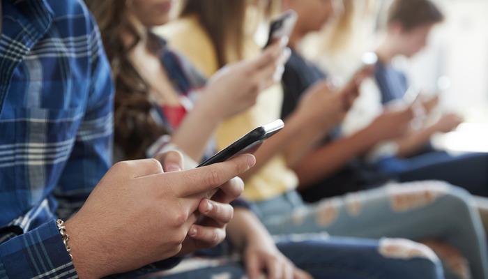 Günde 4 saat veya daha fazla ekran başında vakit geçirmek gençlerde daha fazla kaygı ve depresyona neden oluyor!