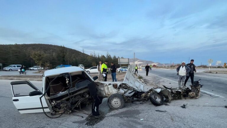 Burdur’da iki otomobil çarpıştı, otomobillerden biri ikiye bölündü: 6 yaralı