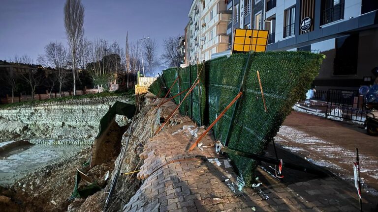 İstanbul’daki inşaat çalışmaları sırasında yol çöktü
