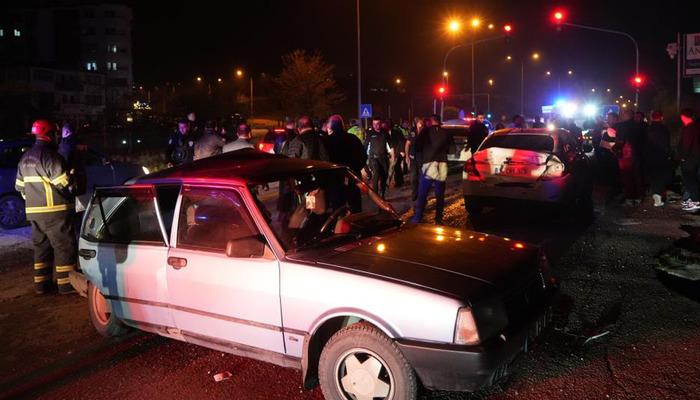 Kontrol Dışı Araba Kırmızı Işık Bekleyen Araçlara Vurdu: 9 Yaralı