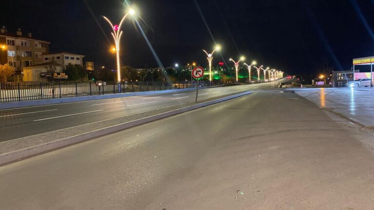 Motosiklet Ankara'daki trafik koltuğuna çarptı: 2 kişi hayatını kaybetti