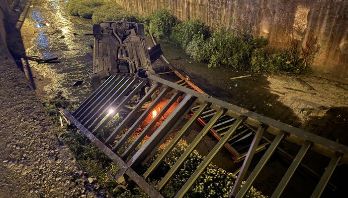 Beykoz'da araba nehir yatağına düştü: 1 kişi yaralandı