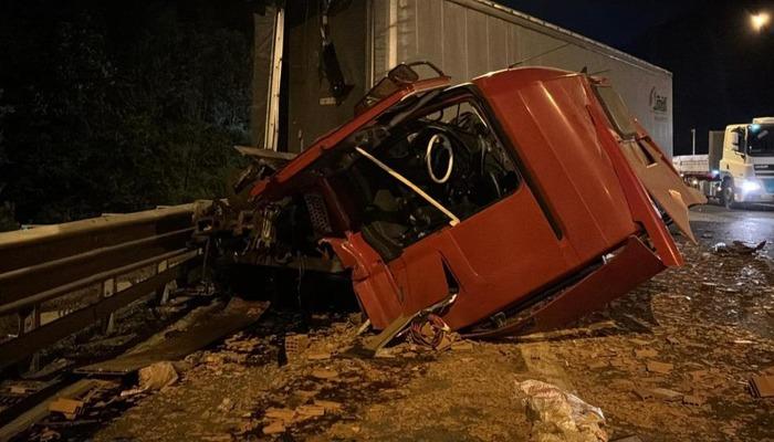 Emzikte TIR bir kamyonla yüklü kamyona vurdu, yıkıldı: Sürücü yaralanmadan hayatta kaldı