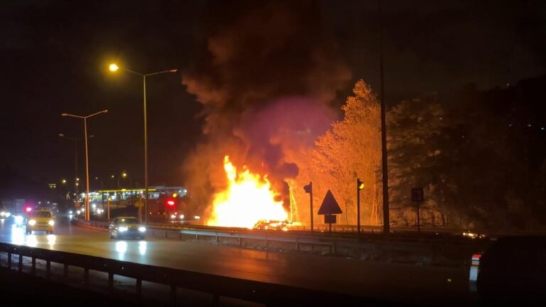 Samsun'da kimyasallar ve boyalar bulunan kamyonlar 8 kilometre yakıldı