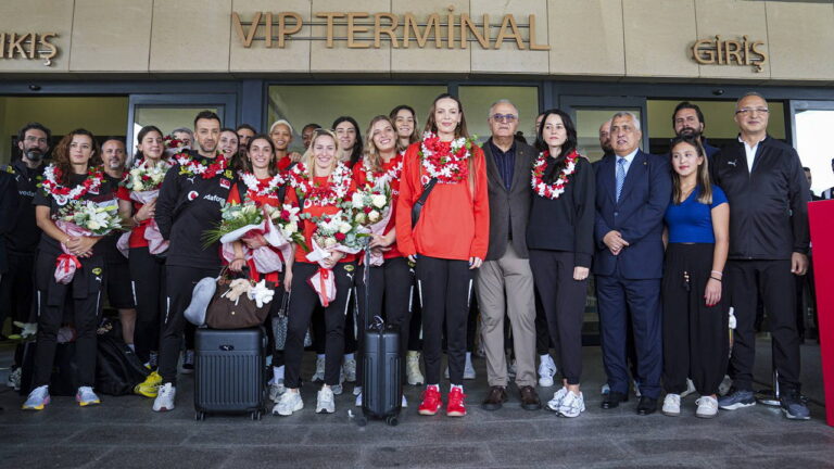 Dünyanın ikincisi, ağın sultanları yurtlara döndü! – Son Dakika Spor Haberleri