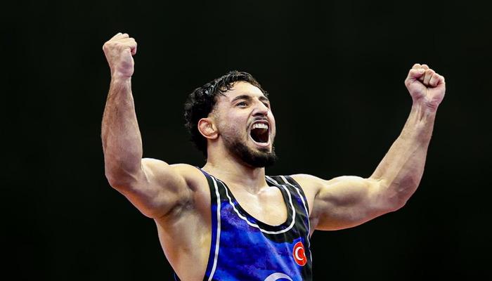 Milli güreşçi Muhammed Halit Özmuş'un 23 Yaş Altı Dünya Şampiyonası'nda gümüş madalyası