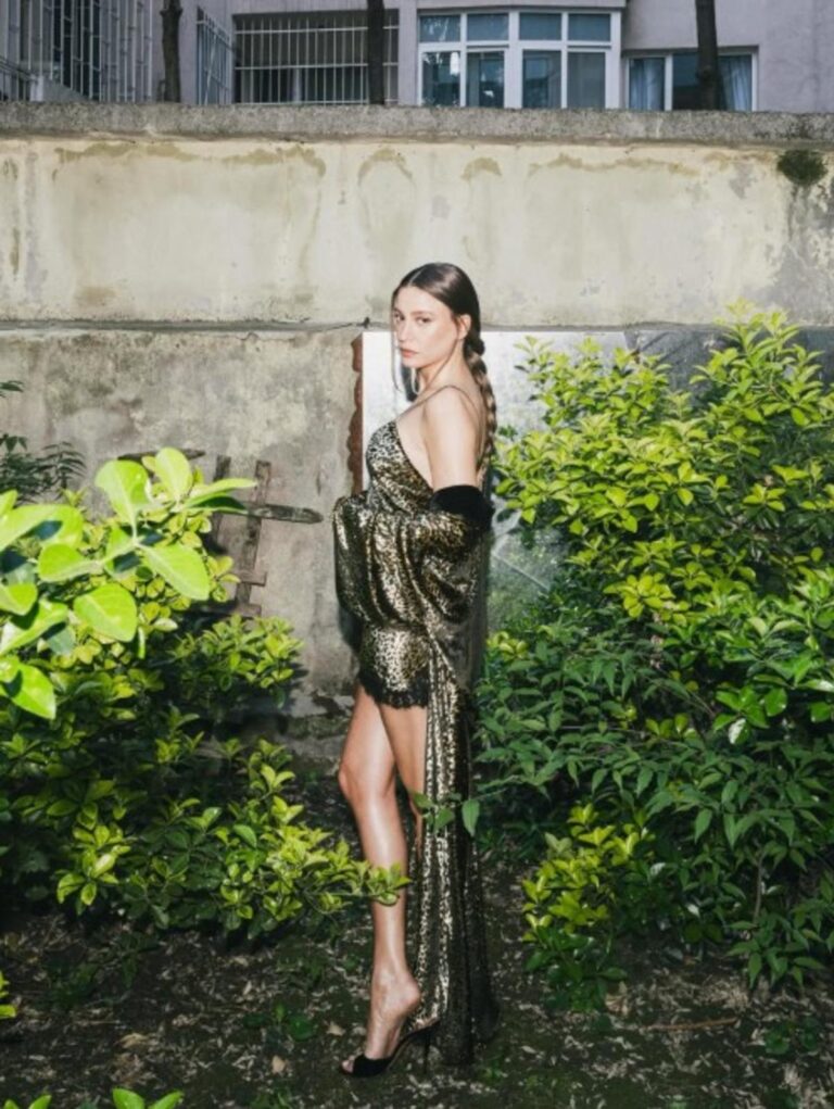 Serenay Sarıkaya leoparlı kombiniyle geceye damga vurdu! ‘Gecelik giymiş’ Fiyatını duyan inanamadı